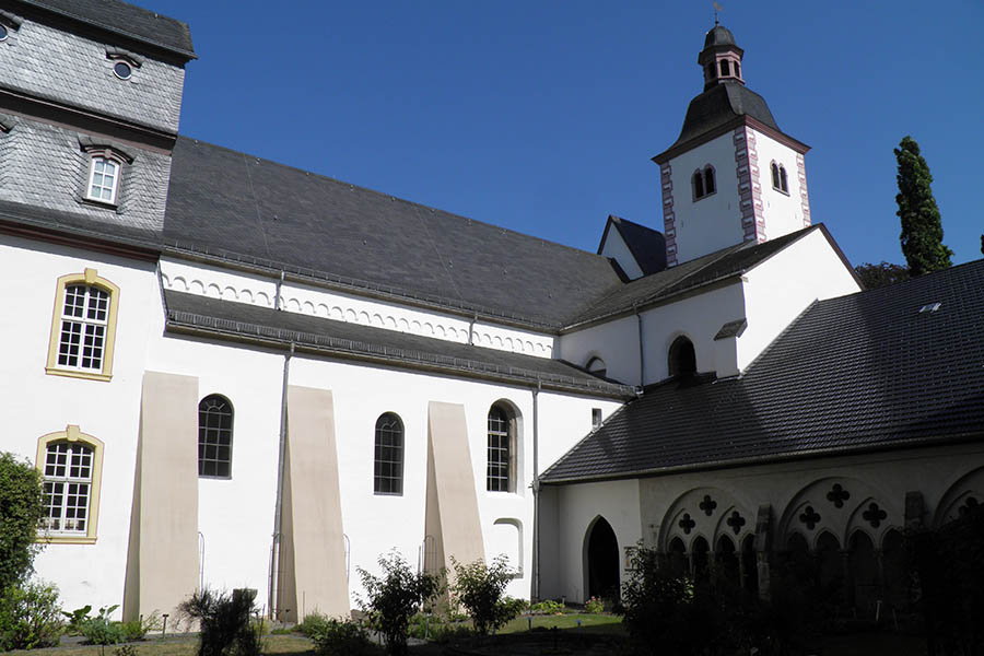 Chorraum, Kirchturm und Kirchenwände zum Kreuzgang sind nun wieder vollständig verputzt. Fotos: Abtei Rommersdorf