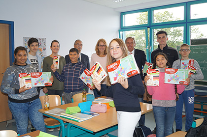 Lehrmaterial und Spiele spendete der Rotary-Club der IGS Hamm fr den Deutschunterricht. Foto: Schule