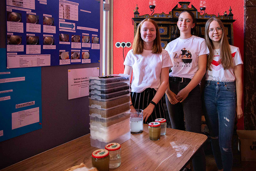 Stolze Siegerinnen, Lea Ackermann, Clara Severin und Selina Gerharts mit der Entwicklung eines innovativen Wasserfilters von Kurfrst Balduin Gymnasium Mntermaifeld. Fotos: privat