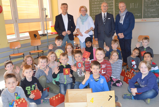 Rotary-Club bergibt Mathe-Kiste an Pestalozzi-Schule