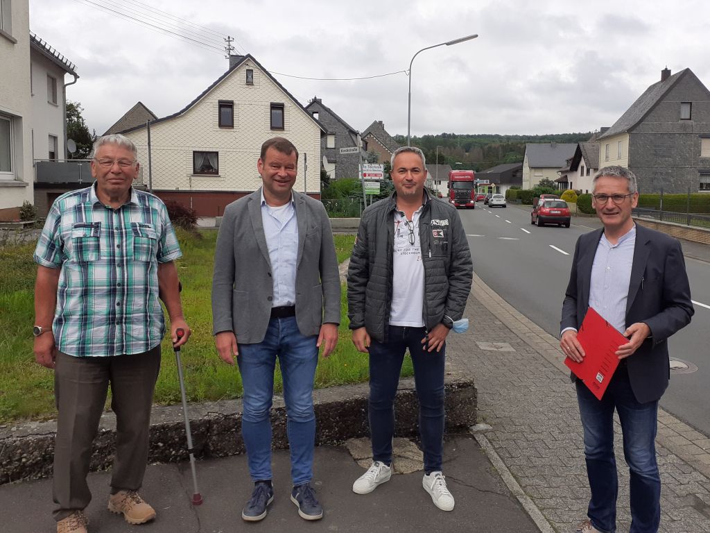 Nicht frhlich aber freundlich miteinander: (v.l.) Anwohner Heinz-Dieter Dreier, Lutz Nink (LBM), Ortsbrgermeister Holger Bcker, Abgeordneter Hendrik Hering. Foto: Thomas Sonnenschein