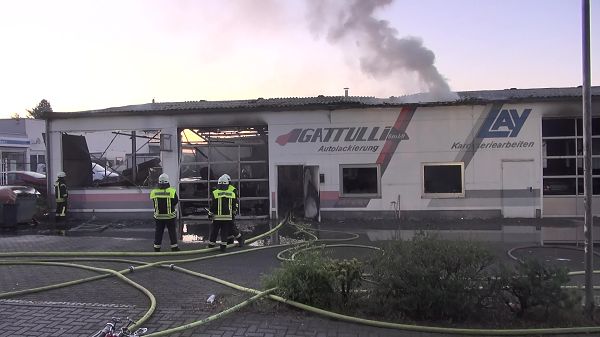 Eine Autolackiererei in Neuhusel geriet in der Nacht von Dienstag, 2. Juli auf Mittwoch, 3. Juli in Vollbrand. Personen wurden nicht verletzt. Die Ermittlungen zur Brandursache dauern an. Fotos und Video: RS Media TV