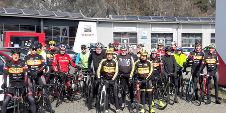 Fahrer des RSC Betzdorf/Team Schfer Shop und Freunde beim Zwischenstopp in Wissen. (Foto: Verein) 