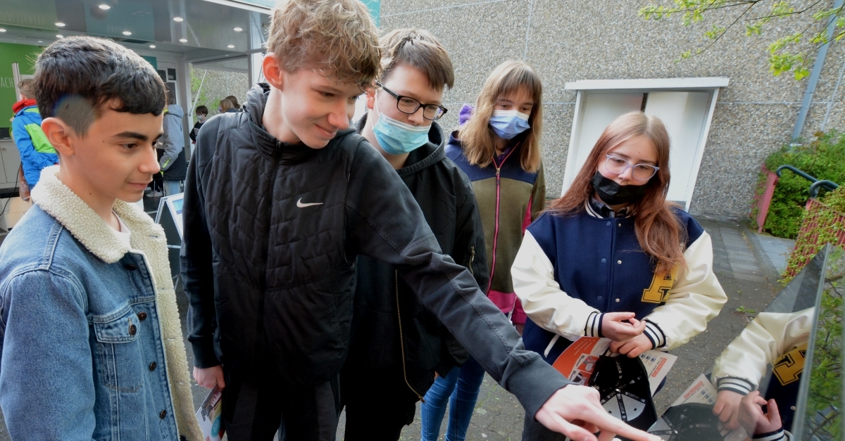 Am Stand der IHK konnten die Schler an einem Touchscreen-Monitor Fragen rund um Ausbildung und Beruf beantworten. (Foto: tt)