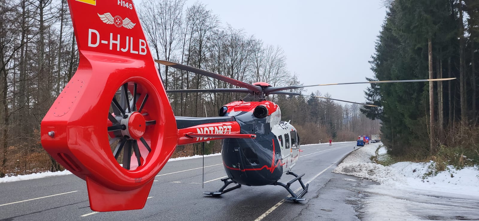 Aktualisiert: Schwerer Unfall auf der B8: Zwei junge Mnner schwer verletzt