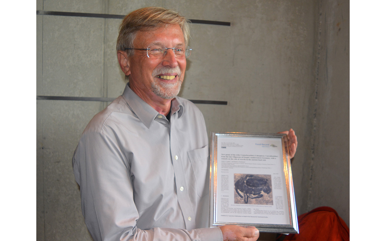 Martin Rudolph wurde feierlich verabschiedet. Nach ihm benannt wurde eine am Stffel gefundene Fossilie: "Igneonasus rudolphi". (Fotos: Wolfgang Rabsch)