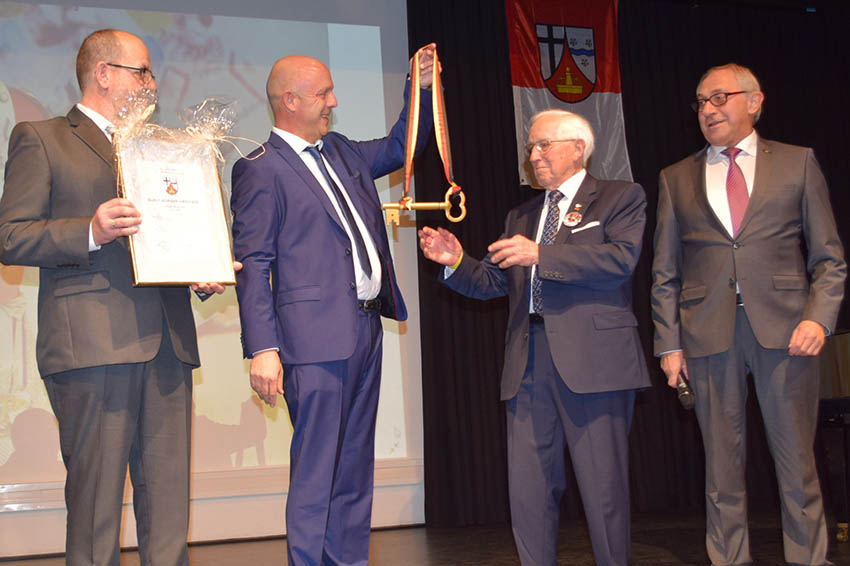 Josef Rddel wurde zum ersten Ehrenbrger der Gemeinde Windhagen ernannt. Fotos: Erwin Hller
