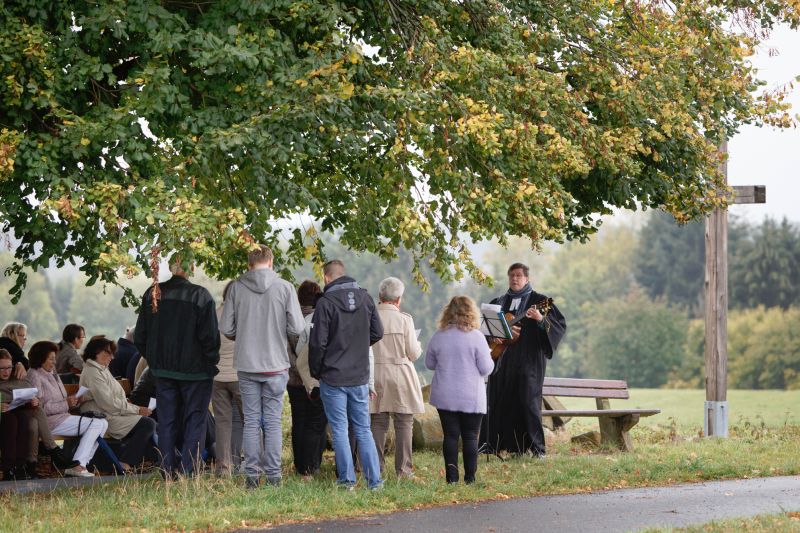 Singen unter der Rckerother Feldlinde. Fotos: privat