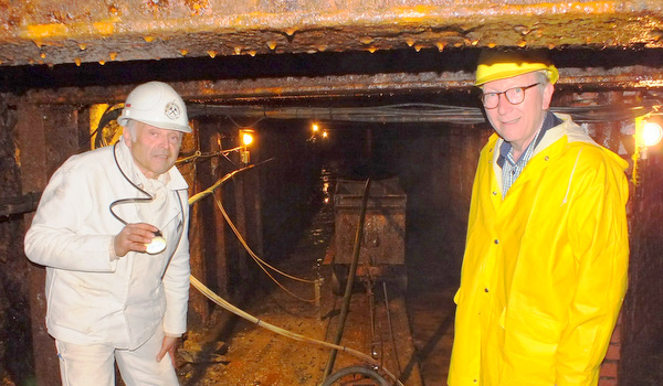 Joachim Weger (links) und Erwin Rddel 100 Meter unter Tage auf Entdeckungstour im Besucherbergwerk Grube Bindweide. (Foto: Reinhard Vanderfuhr/Bro Rddel)