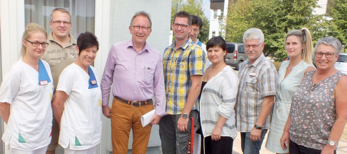 Ums Sofortprogramm Pflege ging es beim Dialog des Bundestagsabgeordneten und Gesundheitspolitiker Erwin Rddel (Bildmitte) mit Verantwortlichen und Pflegekrften des DRK-Altenzentrums in Altenkirchen.  (Foto: Reinhard Vanderfuhr/Bro Rddel)