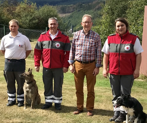 Die DRK-Rettungshundestaffel Altenkirchen berzeugte auch beim Patenschaftstreffen in Herdorf: (von links) Staffelleiter Uwe Siry, dessen Stellvertreter Mirko Nauroth, MdB Erwin Rddel und die stellvertretende Staffelfhrerin Lisa Schneider. (Foto:privat)