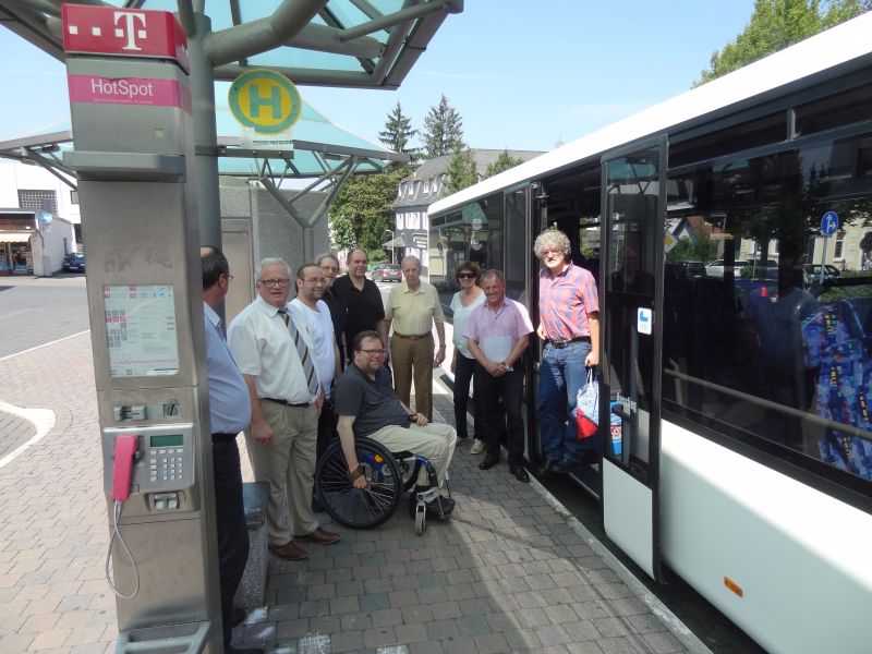 Bereits im Sommer 2015 reiste eine Expertengruppe des Forums Soziale Gerechtigkeit mit Bahn und Bus durch den Westerwaldkreis um die Barrierefreiheit des PNV zu testen  hier an einer Bushaltestelle in der Hachenburger Stadtmitte. Foto: privat 
