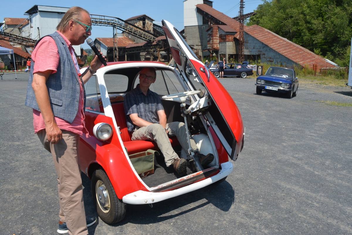 Moderator Bernd Schulz interviewt den Fahrer einer BMW Isetta. (Fotos: Wolfgang Rabsch)