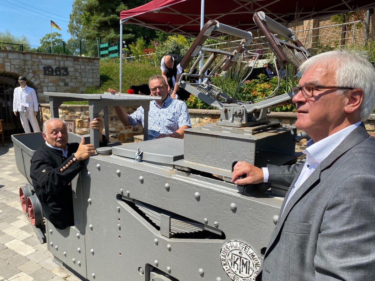 Einweihung der Schaustollenanlage an der Barbara-Grundschule: Joachim Weger (Kreisheimatverein), Berno Neuhoff (Brgermeister VG Wissen) und Hubert Becher (Ortsbrgermeister). (Foto: privat)