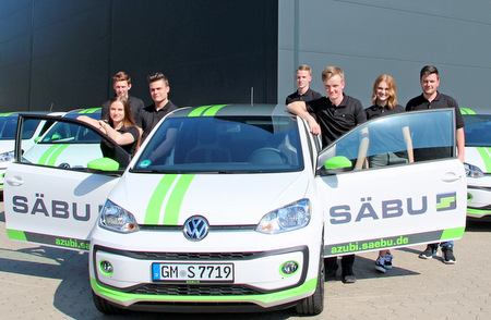 Die SBU-Auszubildenden bei der bergabe der Kleinwagen-Flotte. (Foto: SBU) 