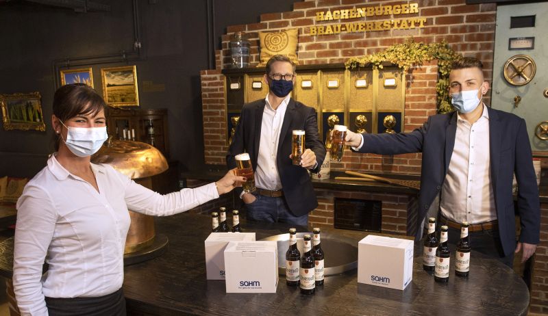 Simone Kerschbaum, Sven Bernhard und Michael Sahm stoen auf die Glasinnovation und die regionale Zusammenarbeit an. Foto: Westerwald-Brauerei