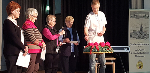 Mitglieder des Vorbereitungskreises der Seniorenakademie erffneten mit Gedanken zum Advent den vorweihnachtlichen Nachmittag im KDH in Horhausen. Fotos: Pr