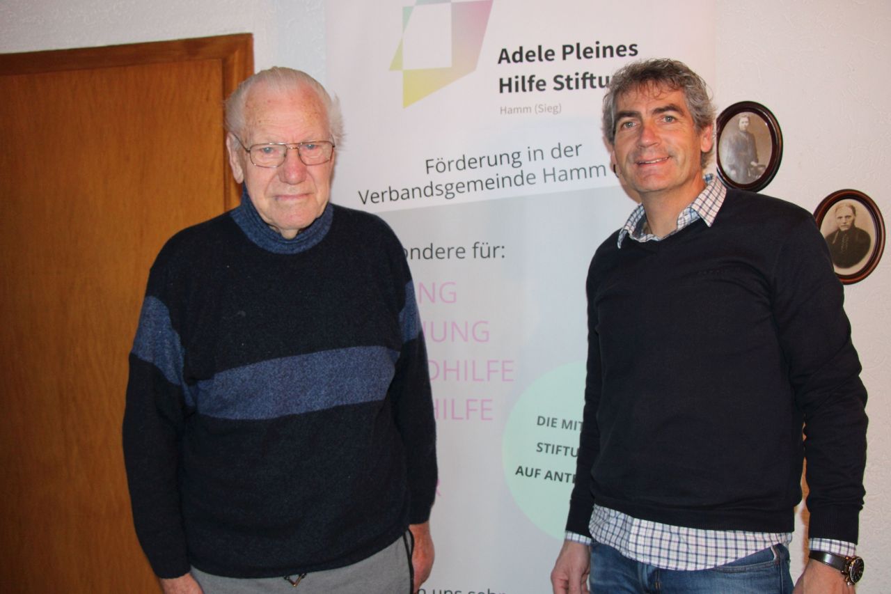 Als Vorstandsvorsitzender der Adele-Pleines-Hilfe-Stiftung dankte Dietmar Henrich dem 100-jhrigen Einwohner der Verbandsgemeinde Hamm, Kurt Salterberg. Foto: VG Hamm (Sieg)