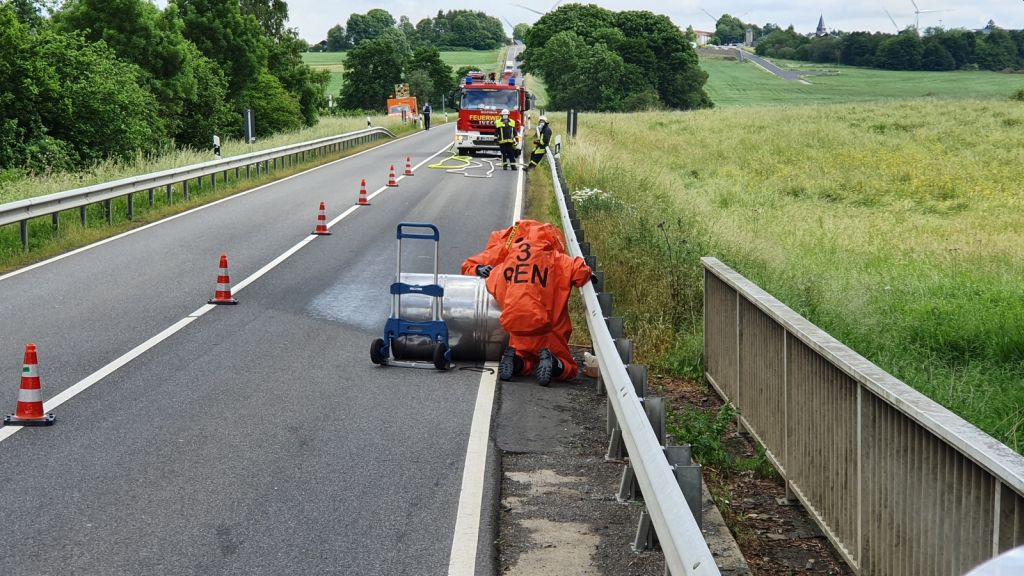 Gefahrstoffeinsatz auf der B-255: Salzsure luft aus 