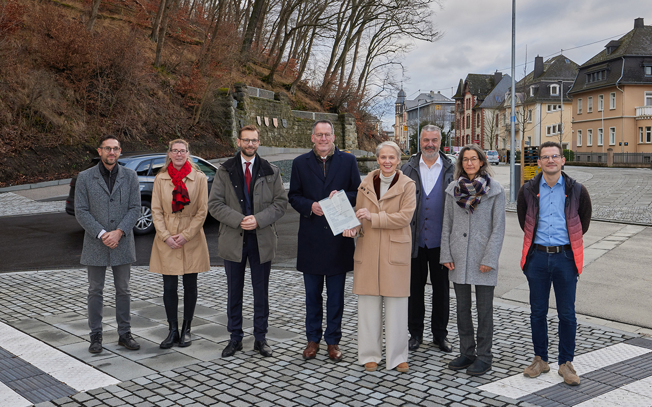 Beim Spaziergang ber die neu gestaltete Bahnhofstrae berreichte Michael Ebling den Frderbescheid an Gabi Wieland. Mit dabei waren Ulrich Richter-Hopprich, Brgermeister der Verbandsgemeinde Montabaur, sowie das Team der Verwaltung fr die Stadtsanierung und die Neugestaltung der Bahnhofstrae. (Bild: Stadt Montabaur / Olaf Nitz)
