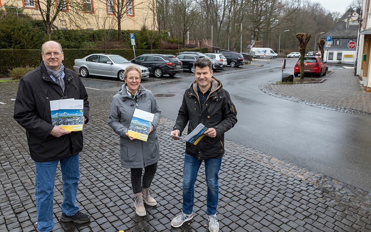 Der bergangsbereich zwischen Innenstadt und Burggarten soll neu gestaltet werden. Sanierungsberater Michael Jahn, Katrin Lck als zustndige Mitarbeiterin bei der Verbandsgemeindeverwaltung sowie Stadtbrgermeister Stefan Leukel (v. l. n. r.) prsentieren hier die neue Gestaltungsfibel fr das historische Stadtbild der Innenstadt. (Foto: Rder-Moldenhauer)

