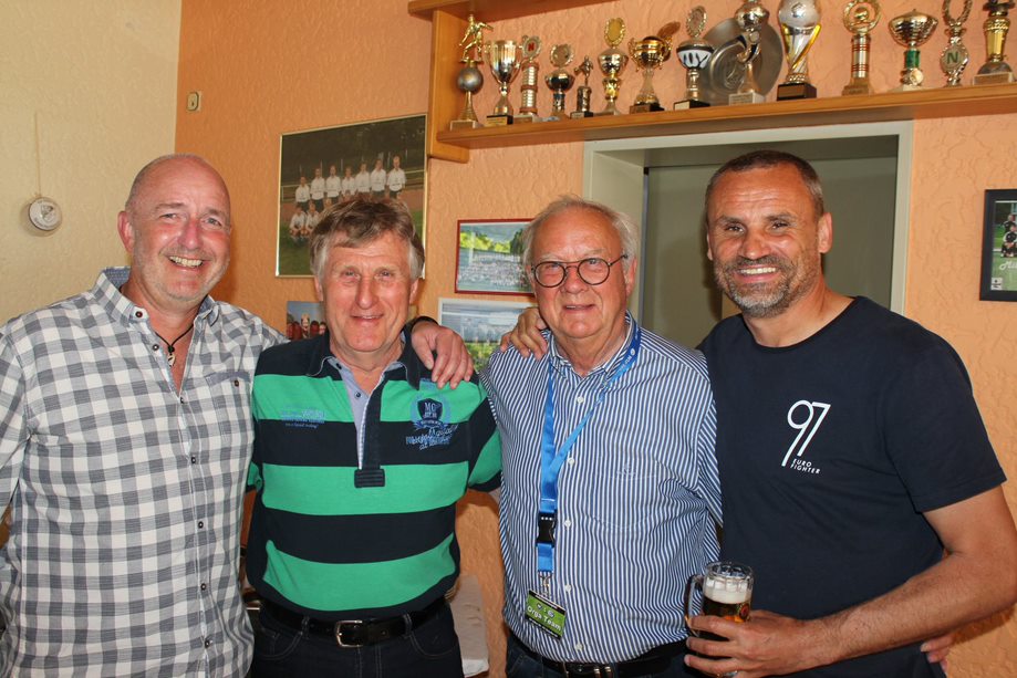 Von links: Vorsitzender Bernd Schmidt, Klaus Fichtel (Trainer Schalke 04), Ehrenvorsitzender Klaus-Jrgen Griese und Martin Max (Spielfhrer Schalke 04). (Fotos: Tina K.)