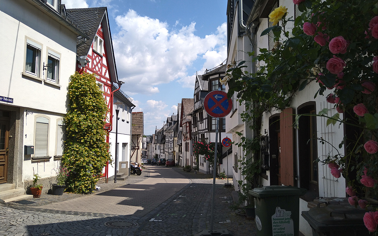 Der Blick den "Hinteren Rebstock" hinunter zeigt viele schne Fassaden, die teilweise im Zuge der Stadtsanierung erneuert wurden. Auch hinter den Fassaden in den Husern hat sich viel getan. (Bild: VG Montabaur / Maike Brhl)  
