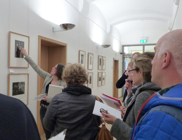 Bei der letzten Sander-Ausstellung 2016 zum Kreisjubilum war die Leiterin der Photographischen Sammlung/SK Stiftung Kultur Kln, Gabriele Conrath-Scholl (links) zu Gast in Altenkirchen. Am 11. Juli gibt es fr Interessierte die Mglichkeit, exklusive Einblicke ins Sander-Archiv in Kln zu erhalten. (Foto: Kreisverwaltung Altenkirchen)