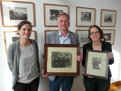 Jule Schaffer (Mitarbeiterin Die Photographische Sammlung/ SK Stiftung Kultur, Kln), Sander-Fotobesitzer Dirk Henn aus Idelberg und Gabriele Conrath-Scholl (Leiterin Die Photographische Sammlung/ SK Stiftung Kultur, Kln) freuten sich ber die Fotografie-Schtze, die zur Sander-Sprechstunde in die Kreisverwaltung gebracht wurden (von links). Foto: KV. 