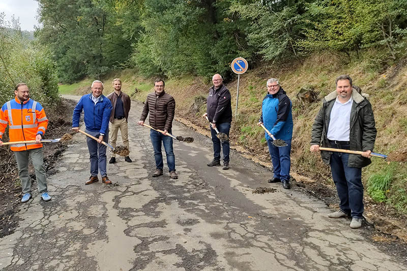 Landrat Hallerbach (2.v.l.) erffnet mit Bernd Cornely vom LBM (4.v.l.), Michael Mahlert (2.v.r.) und Brgermeister Michael Christ (r.) sowie weiteren Vertretern des LBM, der Verwaltung und der bauausfhrenden Firma symbolisch mittels Spatenstich die Sanierung der Kreisstrae 55. Foto: Kreisverwaltung