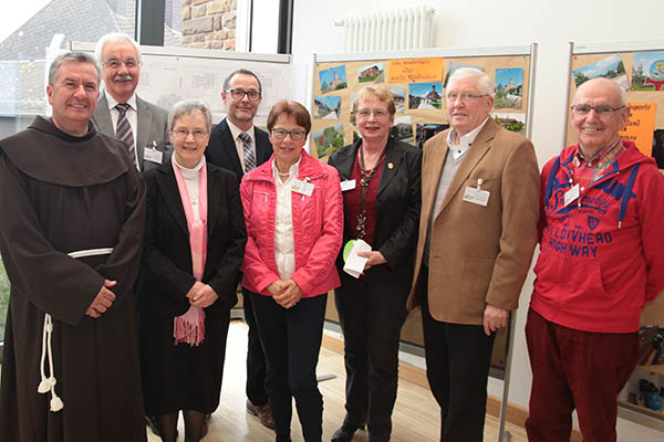 Der Vorstand des Frdervereins Zentrum Sanctae Crucis Montenegro e.V. zusammen mit Pater Frano Dushaj (links) und Schwester Gerlinde-Maria Gard vom Generalrat der Waldbreitbacher Franziskanerinnen (3. von links). Foto: Heribert Frieling
