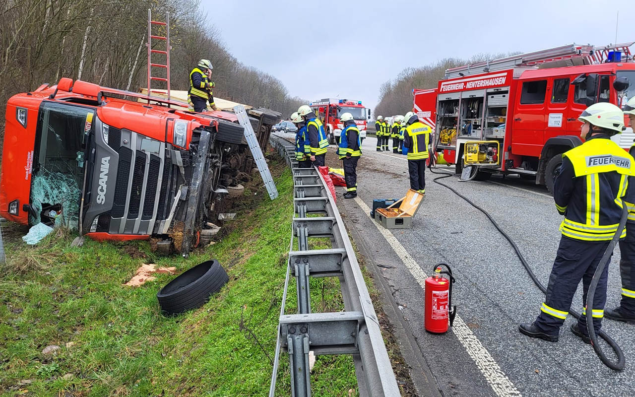 Ein Sattelzug kam von der Fahrbahn ab. (Fotos: Ralf Steube)