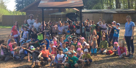 Rund 80 Kinder machten sich am vergangenen Freitag ans Werk und halfen im Rahmen der Aktion Saubere Landschaft beim Frhjahrsputz im Hachenburger Stadtteil Altstadt. (Foto: privat)