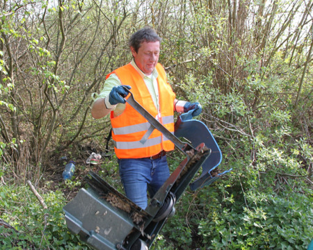 Landrat Achim Schwickert packte in Ebernhahn mit an. (Foto: Pressestelle der Kreisverwaltung)