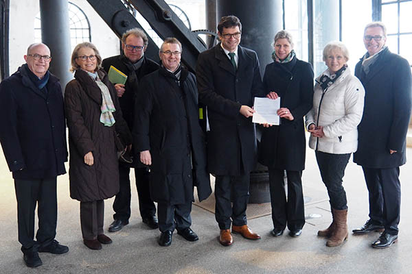 Staatssekretr Salvatore Barbaro (4. v. r.) bergab den Frderbescheid des Kultursommers an den Stiftungsvorstand um Geschftsfhrerin Steffi Zurmhlen. Foto: Stadt Bendorf