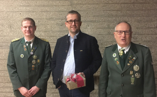 Ehrung fr 25 Jahre Vorstandsarbeit: (von links) erster Brudermeister Florian Jung, Torsten Hfer und zweiter Brudermeister Hans-Joachim Quast. (Foto: St.-Hubertus-Schtzenbruderschaft Birken-Honigsessen)