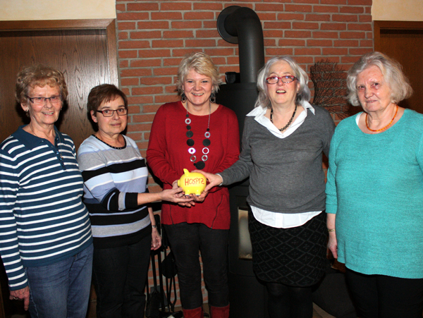 Von links nach rechts: Edeltraud Marzi, Edith Ziegler, Beate Christ, Rita Schler und Christa Henn bei der Spendenbergabe. Foto: Privat