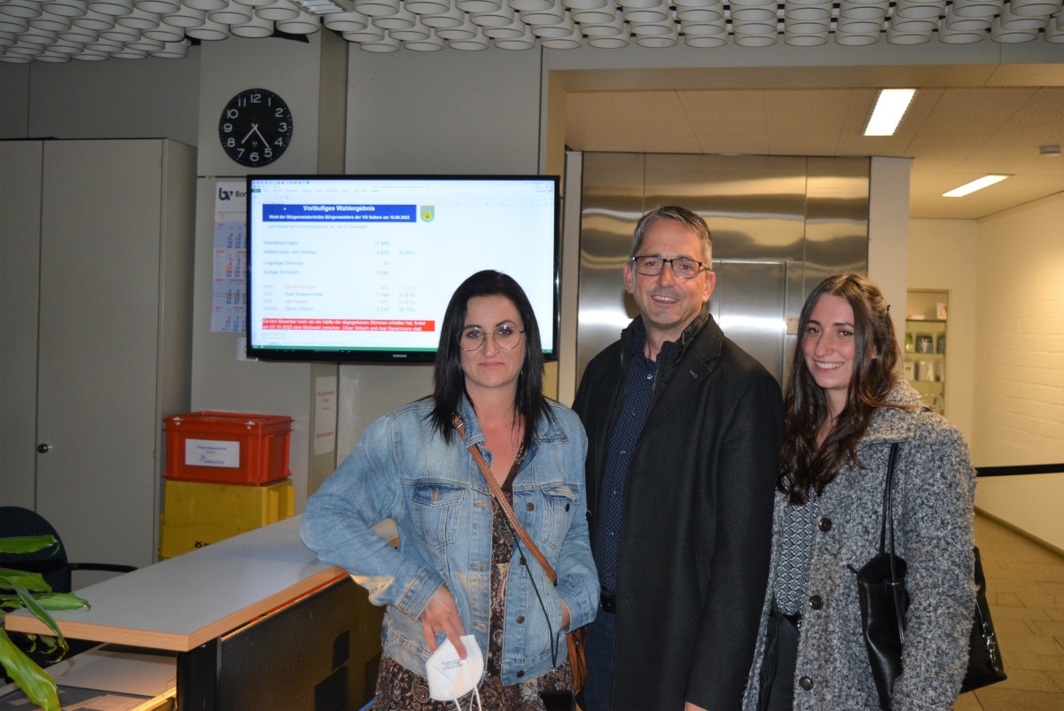 Von links: Alina Gtsch, Oliver Gtsch und Lisanne Gtsch vor den Endergebnis. (Fotos: W. Rabsch)