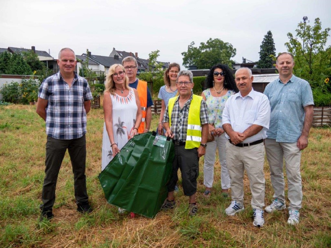 Thomas Riehl (l.) von den Servicebetrieben Neuwied berreicht zehn 60-Liter Bewsserungsscke an die ehrenamtlichen Gruppen "Cleanup Neuwied - Deichstadt Greenup" und "EIRENE Starke Nachbar-innen" fr die Pflanzen auf der Streuobstwiese. (Foto: privat)