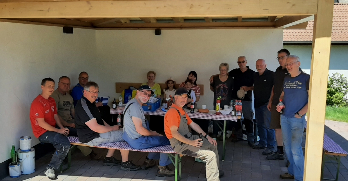 Nachdem der Dorfplatz in Selbach whrend des Freiwilligentages seinen letzten Schliff erhielt, kann die Einweihungsfeier am Sonntag (22. Mai) kommen. Das Foto zeigt die ehrenamtlichen Helfer nach getaner Arbeit bei einem kleinen Imbiss. (Foto: Ortsgemeinde) 