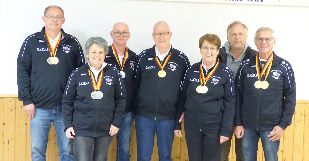 Bei dem Erfolg strahlen die Sportschtzen von Burg Altenwied, von links Heribert Lodde, Iris Zwick, Otto Sonnenberg, Gnther und Christa Sterzer, Udo Bonn und Hanspeter Wester. (Foto: Hans Hartenfels)
