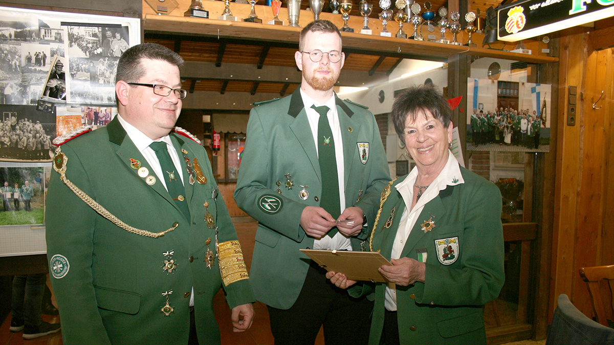 Brudermeister Robert Brach (von links) und 2. Brudermeister Tobias Nubaum ehrten Schtzenschwester Anne Kruft. (Foto: privat)

