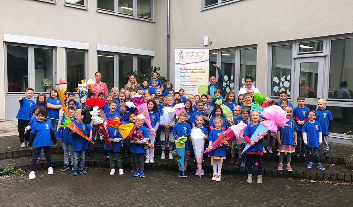 Frderkreis der Martin Luther Grundschule Betzdorf bergibt berraschungspreis an Erstklsser