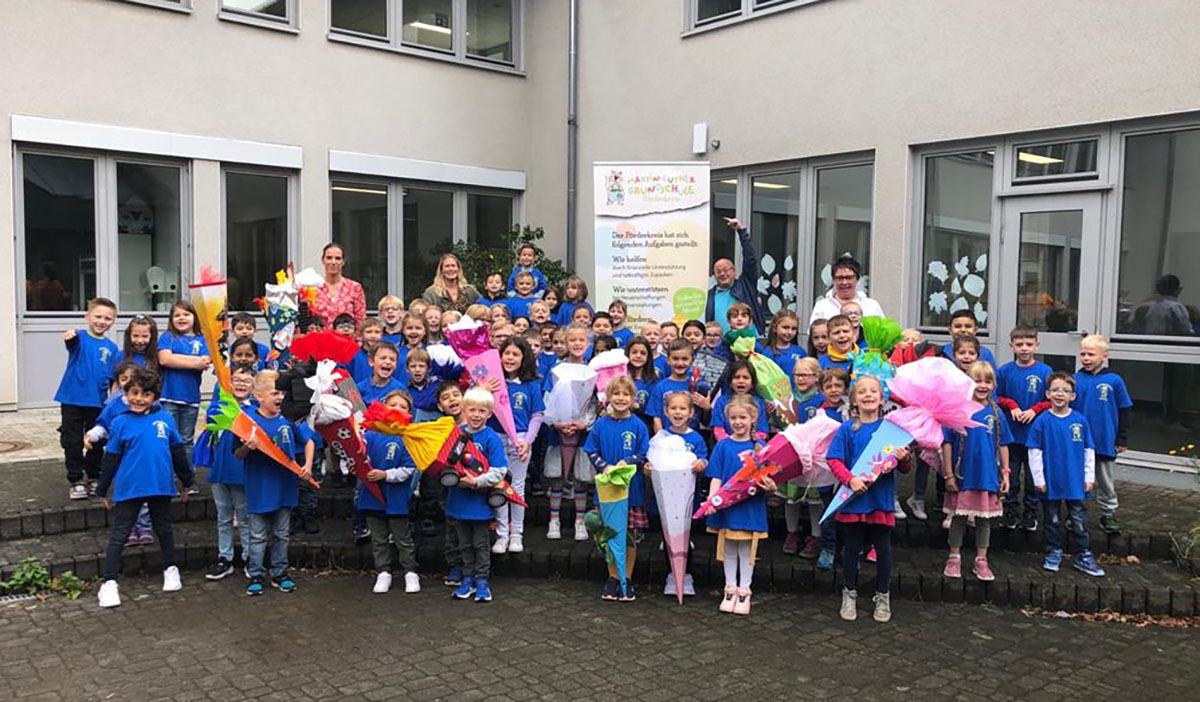 Die eingeschulten Grundschler freuten sich ber das Riesenpaket mit dem blauen T-Shirt. (Foto: Martin-Luther-Grundschule)