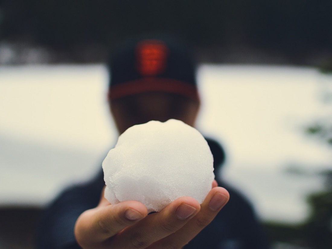 Kinder und Jugendliche gefhrdeten den Verkehr mit Schneebllen in Rehe