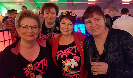 Fans der Band in Partylaune! Fotos: Rolf Schmidt-Markoski