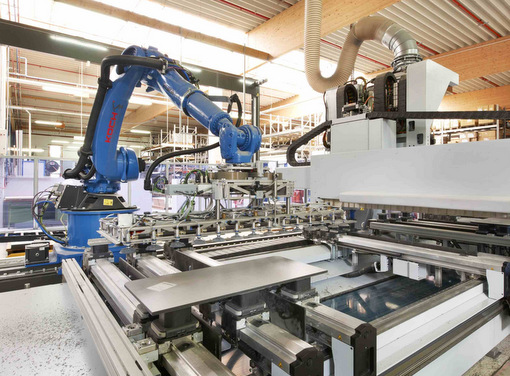 Im Bereich der Produktion setzt die Schfer Trennwandsysteme GmbH unter anderem auf moderne Maschinen und Robotersysteme. (Foto: Schfer Trennwandsysteme)