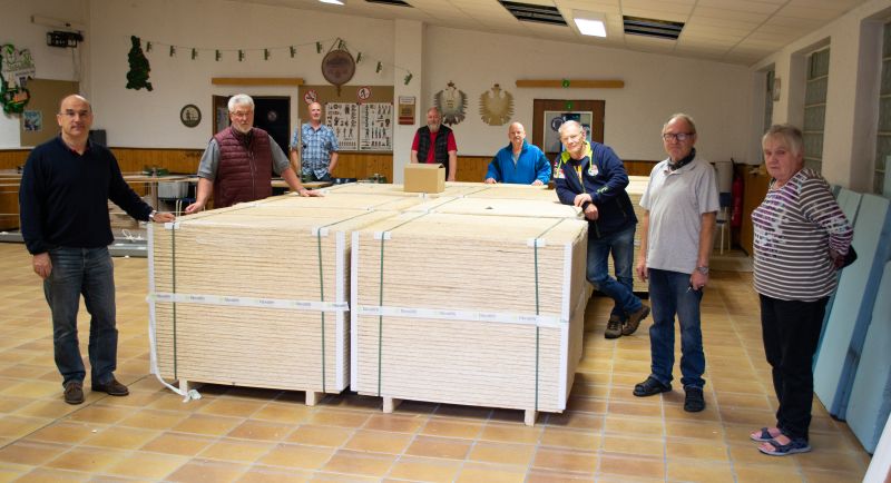 Der Vorstand mit neuen Schallschutzplatten. Foto: privat