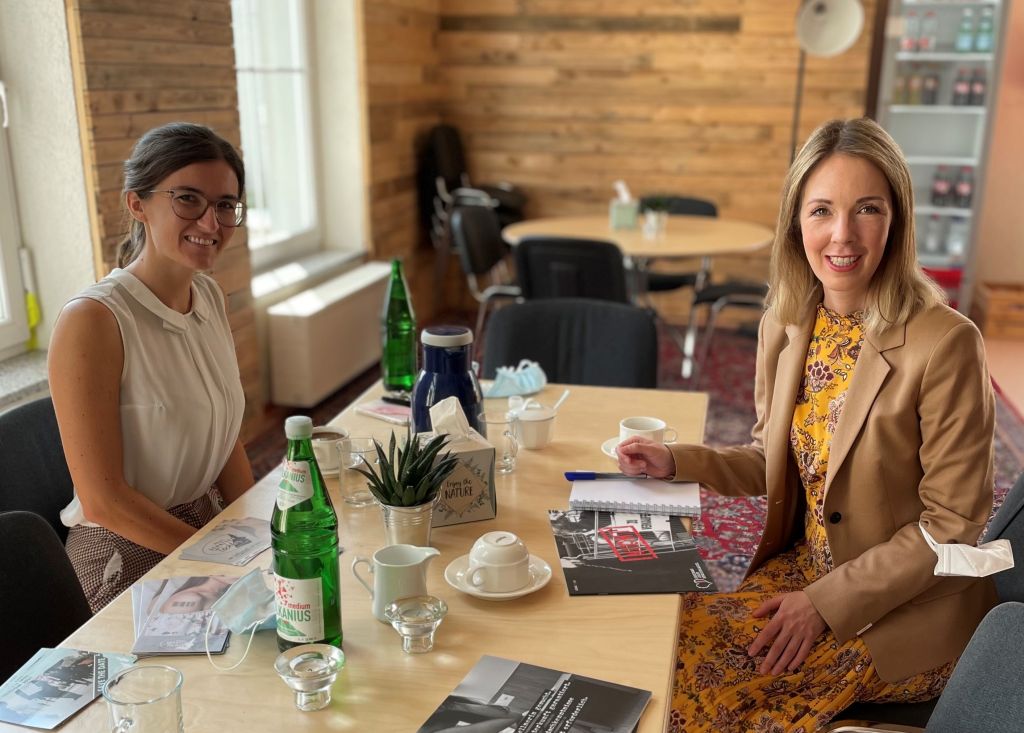 Ellen Demuth (rechts) im Gesprch mit Betty Kneisler vom Verein Schattentchter. Foto: privat