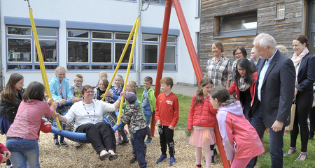 Grundschule Nentershausen freut sich ber eine Nestschaukel 